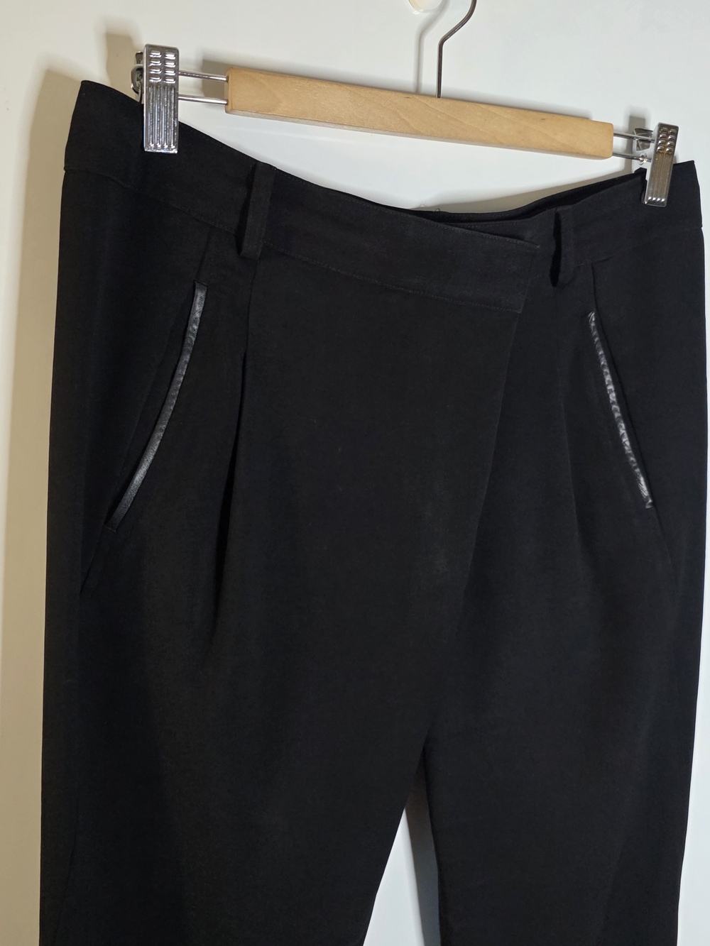 VINCE black crepe leather trim jogger pants flap front design Size 6